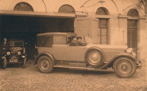 Garagem na Embaixada Cubana em Bruxelas, Bélgica, 1927. de Unbekannt