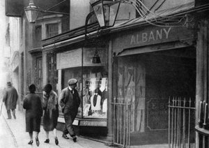 Gatehouse na Vigo Street, levando às câmaras de Albany, Londres, 1926-1927 de Unbekannt