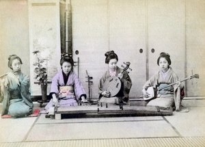 Gueixa tocando instrumentos musicais tradicionais, Japão, 1880 de Unbekannt