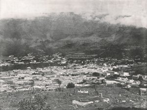 Vista geral, mostrando a Table Mountain envolvida em vapor, Cape Town, África do Sul, 1895. de Unbekannt