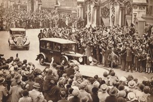 George VI e a rainha Elizabeth deixam o Palácio Buckigham para passar férias em Windsor, 1937 de Unbekannt