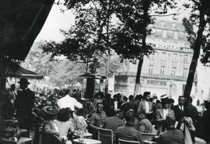 Oficiais do exército alemão relaxando do lado de fora do Cafe de la Paix, Paris, junho de 1940 de Unbekannt