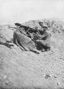 Metralhadora alemã sendo usada contra o inimigo, Verdun, França, 1917 de Unbekannt