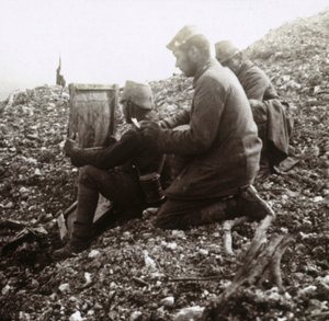Sinalizadores alemães fora da fortaleza de Vaux, Verdun, norte da França, c1914-c1918 de Unbekannt
