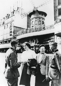 Soldados alemães conversando com francesas do lado de fora do Moulin Rouge, Paris ocupada, junho de 1940 de Unbekannt