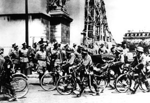 Soldados alemães marchando pelo Arco do Triunfo, Paris, 14 de junho de 1940 de Unbekannt
