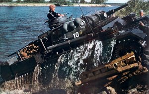 Tanque alemão que atravessa um rio, Rússia, 1941 de Unbekannt