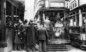Subindo em um bonde em Blackfriars, Londres, 1926-1927 de Unbekannt