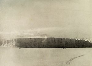 Geleira ao sul de Cape Barne, com o motor viajando no gelo marinho, c1908, 1909. de Unbekannt