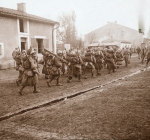 Subindo a linha para Verdun, norte da França, c1914-c1918. de Unbekannt