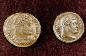 Moedas de ouro mostrando cabeças dos imperadores romanos Constantino, o Grande, e Diocleciano, século IV de Unbekannt