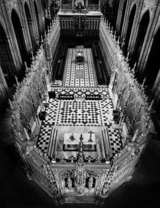 Arquitectura gótica: vista da vedação do coro da Catedral Santa Cécile d