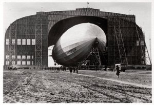Graf Zeppelin preso ao mastro móvel, Lakehurst, Nova Jersey, EUA, 1930, 1933 de Unbekannt