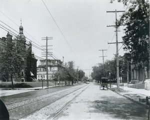 Grand Avenue ao norte da Washington Avenue. Terceira Igreja Batista à direita. Clube Universitário à esquerda, antiga residência de George W. Allen. de Unbekannt