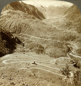 Grandes voltas em ziguezague da estrada que descem da passagem de Dyreskard - oeste para Roldal Lake, Noruega, c1905. de Unbekannt