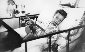 Menino grego de Pylos sendo amamentado na enfermaria do navio de guerra britânico HMS Malaya, 1938 de Unbekannt