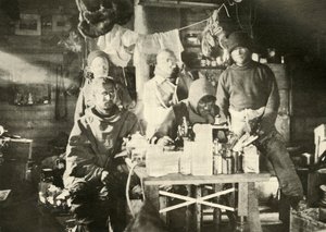 Grupo na cabana no verão: Joyce na máquina de costura, 1908, 1909. de Unbekannt