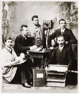 "Grupo de fotógrafos e assistentes com equipamento" de Unbekannt