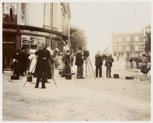 "Grupo de fotógrafos a tirar fotografias na rua" de Unbekannt
