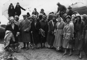 Grupo de turistas que visitam Svartisen, norte da Noruega, 1929 de Unbekannt
