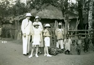 Retrato de grupo de europeus e locais, Serra Leoa, século XX de Unbekannt