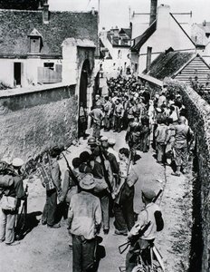 Grupos de combatentes da Resistência Francesa esperam pela distribuição de armas em uma casa, julho de 1944 (foto a p/b) de Unbekannt