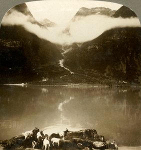 Geleira de Grytereids que brilha acima das nuvens de derivação, através do lago calmo Olden, Noruega, c1905. de Unbekannt