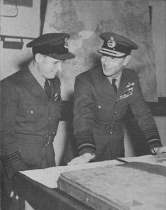 HM O rei descobre detalhes do ataque da RAF às barragens do Ruhr em 17 de maio de 1943, 1943-44 de Unbekannt
