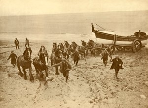 Transportando o barco salva-vidas, c1930. de Unbekannt