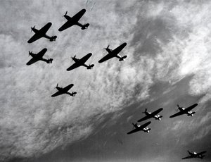 Hawker Hurricanes voando em formação, Batalha da Grã-Bretanha, Segunda Guerra Mundial, 1940 de Unbekannt