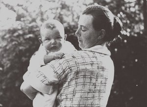 Hilde Mangold 1898-1924 com seu bebê, 1924 de Unbekannt