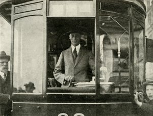 Sua Majestade dirigindo um bonde pelas ruas de Glasgow ..., 1924, 1937. de Unbekannt