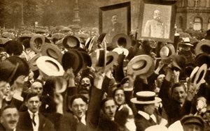 Hoch the Kaiser !: aplaudindo multidões nas ruas, Berlim, Alemanha, 4 de agosto de 1914, 1933. de Unbekannt