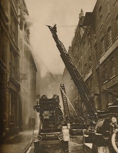 Como a Brigada de Incêndio de Londres trata do seu inimigo, c1935. de Unbekannt