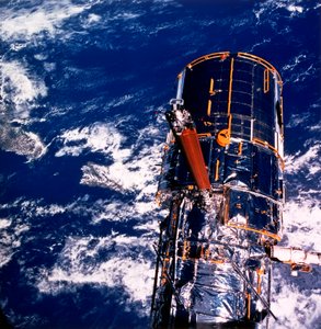 Telescópio Espacial Hubble acima da Terra de Unbekannt