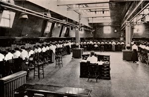 Em uma grande central telefônica, c1916 de Unbekannt