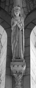 Numa queda de ogiva, a Rainha do Antigo Testamento. Uma escultura anónima. Collegiale Saint Sylvain, Levroux (Indre) de Unbekannt