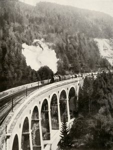No vale de Semmering, na Áustria. Um bom trem cruzando o curvo Viaduto Gamperl, 1935-36. de Unbekannt