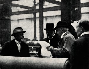 Inspecionando uma fábrica de armas, c1917, 1945. de Unbekannt