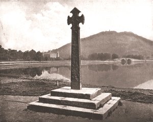 Castelo de Inveraray e cruz celta, Argyll, Escócia, 1894. de Unbekannt