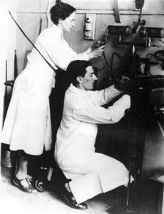 Irene Joliot-Curie e Frederic Joliot, físicos franceses, c 1935 de Unbekannt