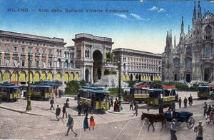Itália, Milão: bondes na Piazza del Duomo e Arc de Triomphe entre a galeria Victor Emmanuel (Victor-Emmanuel) (Galleria Vittorio Emanuele) - Cartão postal no final do século XIX-20 de Unbekannt