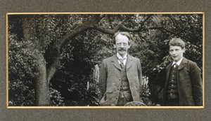J J J Thomson com o seu filho, George, c 1909 de Unbekannt