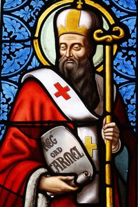 Jerusalém patriarca Saint Albert vitral na igreja de Pont L