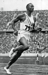 Jesse Owens no final dos 100m nos Jogos Olímpicos de Berlim, 1936 de Unbekannt