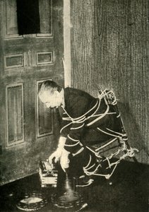 John Nevil Maskelyne realiza uma ilusão de gabinete espiritual, c1910. de Unbekannt