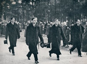 O rei Eduardo VIII e seus três irmãos seguem o transporte de armas, 1936 de Unbekannt