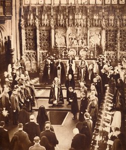 O rei Eduardo VIII espalha a terra no caixão de seu pai, em 1936. de Unbekannt