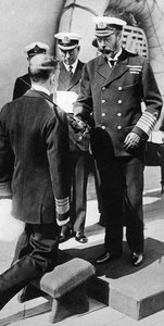 Rei George V cavaleiros Vice-Almirante Pakenham a bordo do HMS Princess Royal, c1930s de Unbekannt
