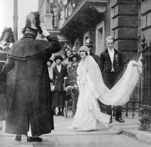 Lady Elizabeth Bowes-Lyon a caminho de se casar na Abadia de Westminster, 26 de abril de 1923, 1937 de Unbekannt